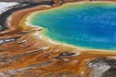 大棱镜温泉，一个明亮的绿松石池和地热活动的地点，在边缘矿藏丰富。图片素材