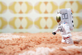 玩具宇航员在粗毛地毯上行走图片素材