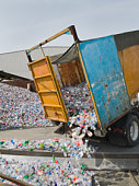 回收车倾倒塑料瓶图片素材