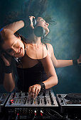 年轻女子DJ在派对的肖像图片素材
