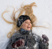金发美女躺在雪地里图片素材