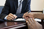 客户与银行经理签署文件图片素材