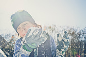 男孩在雪中玩耍。图片素材