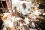 成年高级印度小贩出售斧头头图片素材