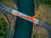 冰岛雷克雅未克，鲑鱼河上的人行桥图片素材