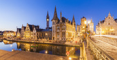比利时，根特，老城，莱河的历史建筑和圣米切普利桥在蓝色的时间图片素材