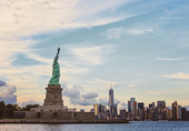 美国，纽约州，纽约市，曼哈顿，自由女神像和金融区黄昏图片素材