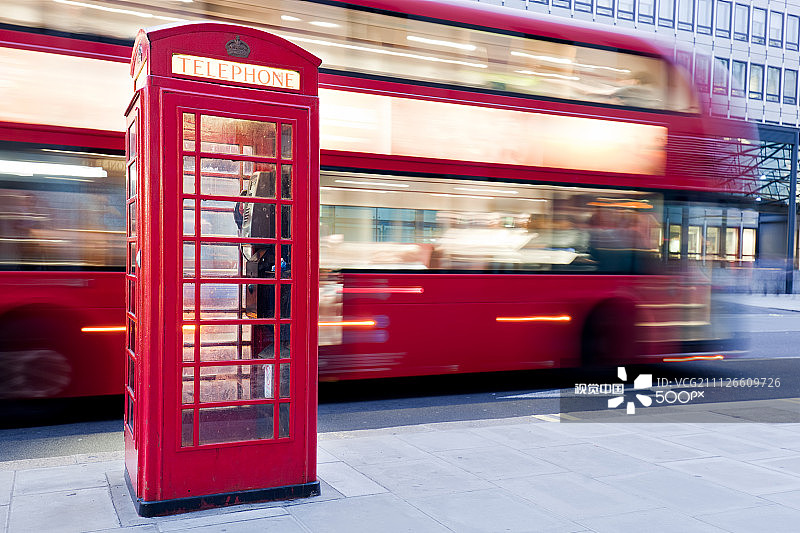 紅色電話亭和紅色巴士。倫敦的象征。圖片素材