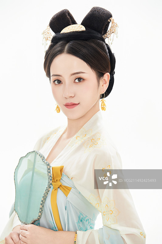白色背景下穿着中国唐朝服饰的少女图片素材