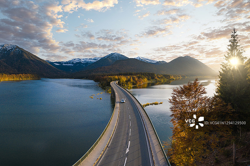 汽车行驶在风景如画的Sylvenstein湖上，德国图片素材