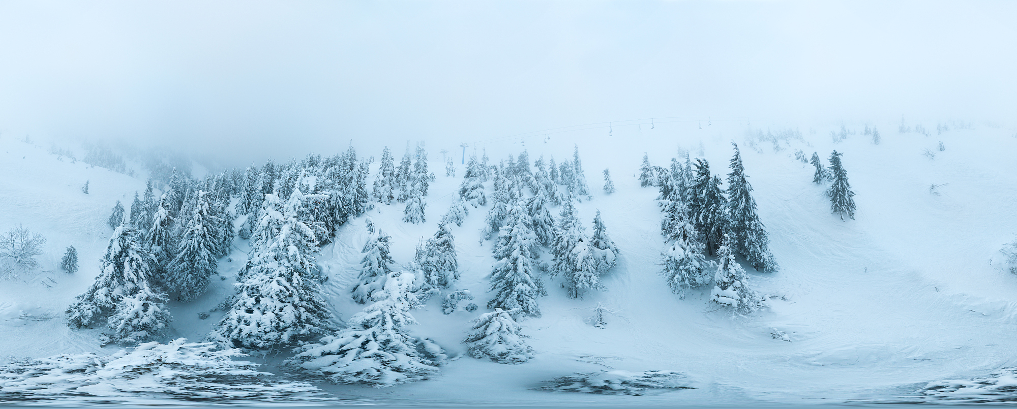 空中360度全景圖，多霧的冬季山圖片素材
