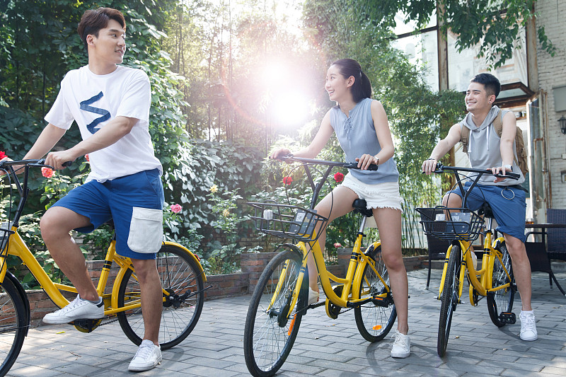 青年人騎自行車圖片素材