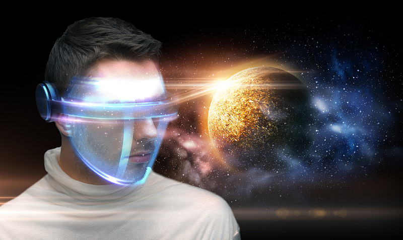 空間，未來技術和虛擬現實概念-人在未來的3d眼鏡在行星和星星的背景。戴著3d眼鏡的人類俯瞰著地球和太空圖片素材