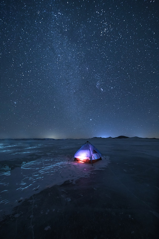 星空下冰面上露營的帳篷圖片素材