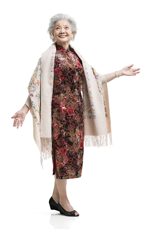 快樂的老年女士身穿旗袍圖片素材
