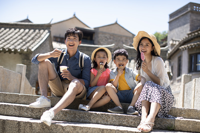 快乐的年轻家庭吃冰淇淋图片下载
