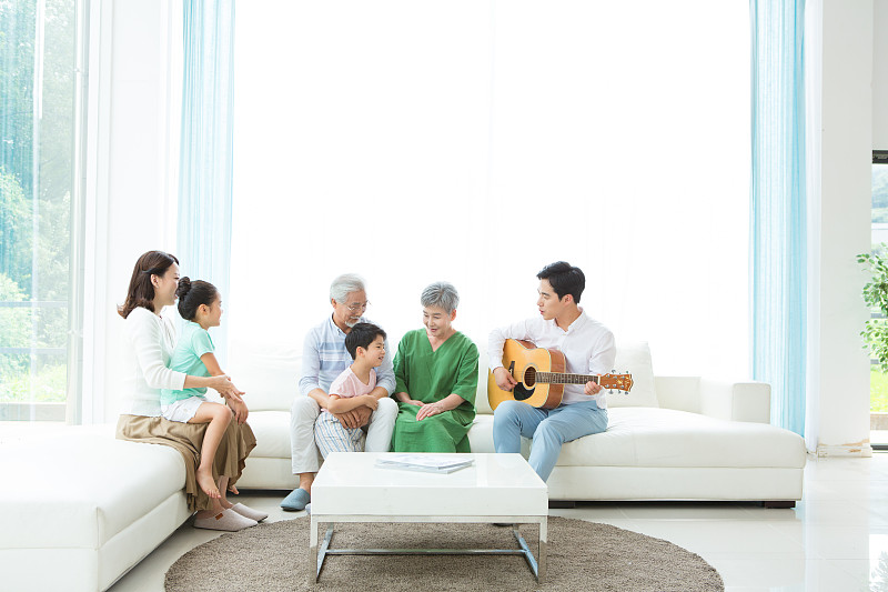 家人在沙發上唱歌彈吉他圖片素材