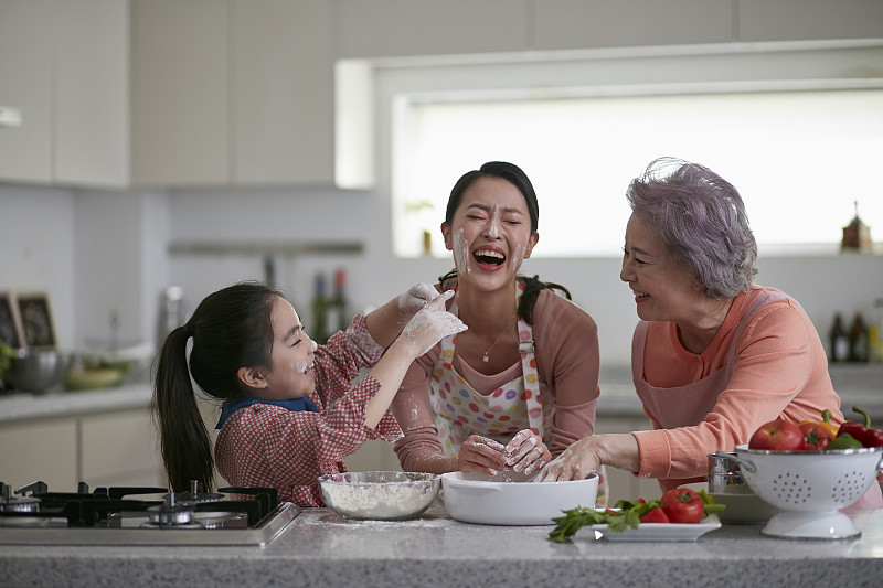 奶奶、媽媽和孫女都喜歡做飯圖片素材