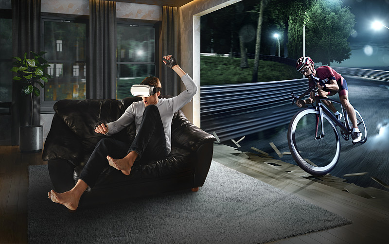 戴著VR眼鏡的男人。騎自行車的虛擬現實圖片素材