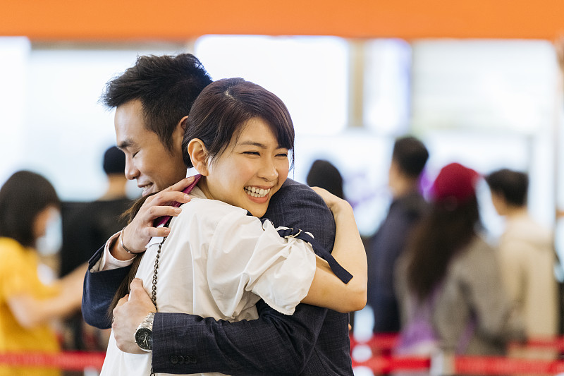快樂的中年夫婦在機場擁抱圖片下載