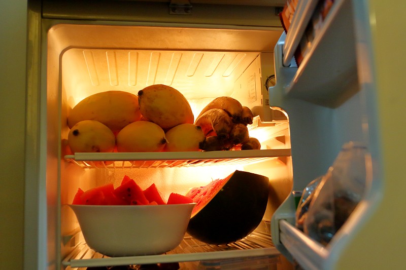 冰箱里有芒果、香蕉和西瓜。圖片素材