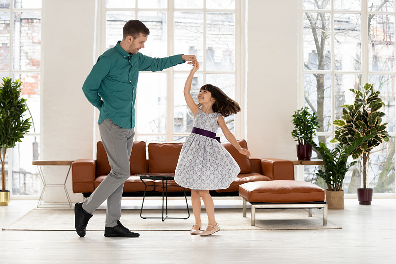 可愛的爸爸和可愛的小女兒在家里跳舞圖片素材