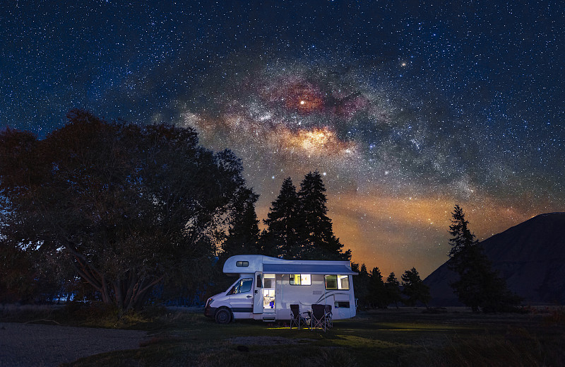 房車在免費營地與銀河天空在新西蘭。圖片素材