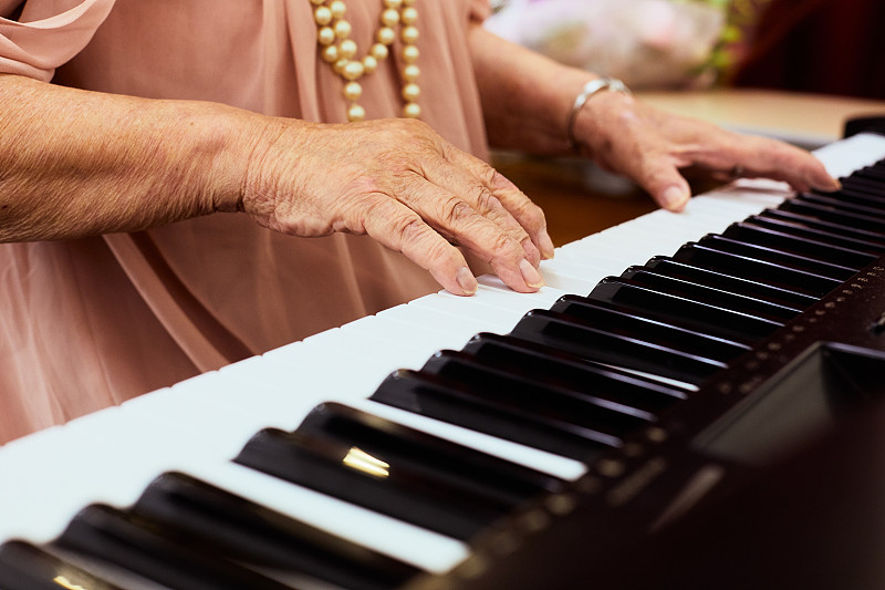 老婦人在彈鋼琴圖片素材