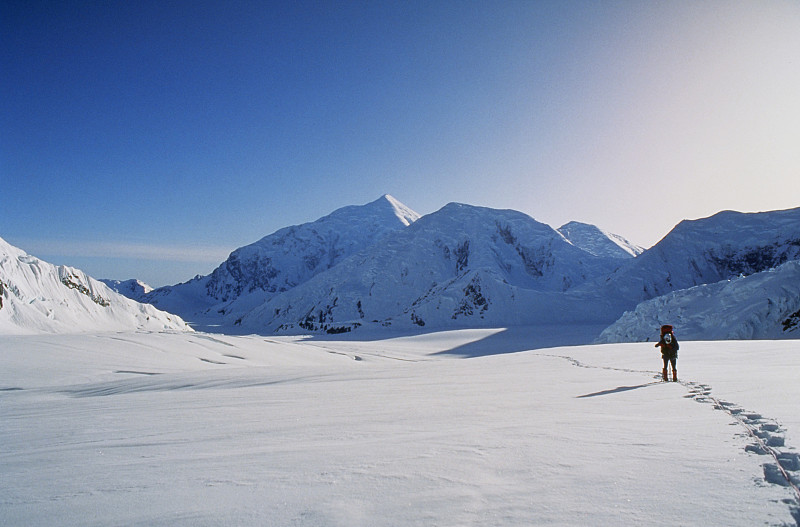 孤獨的登山者在雪中圖片素材