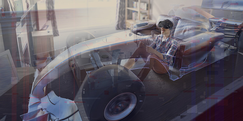 客廳里的男人開著虛擬現實賽車圖片素材