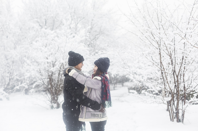 深情的情侶站在冬天的風景里圖片素材