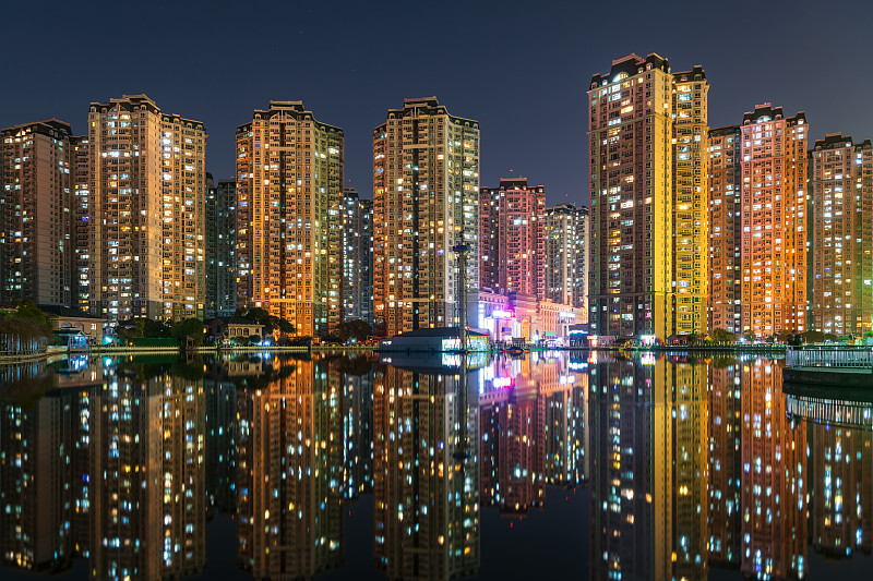 密集的城市住宅區夜景圖片素材