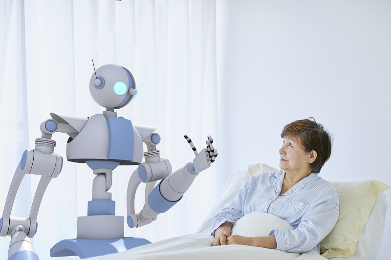 日本老年婦女與機器人圖片素材