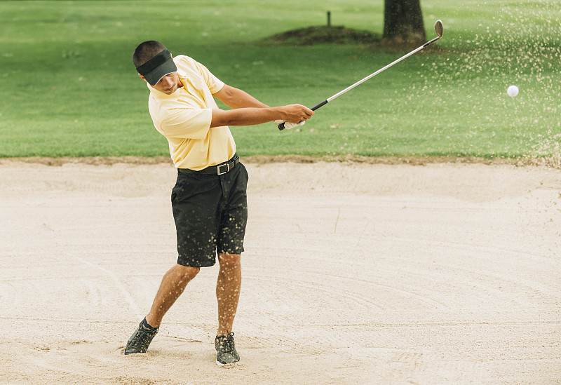 高爾夫球手打沙坑圖片素材