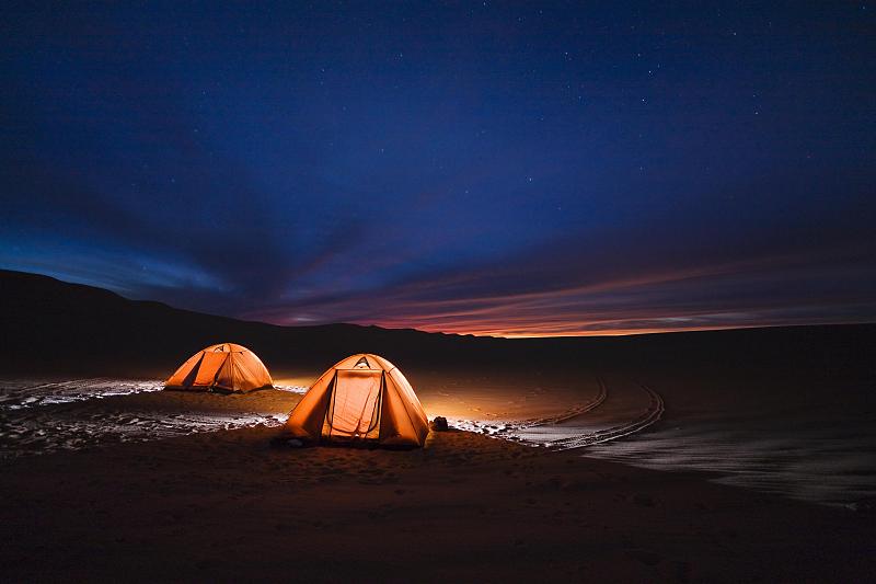 非洲撒哈拉利比亞沙漠星空下的帳篷圖片素材