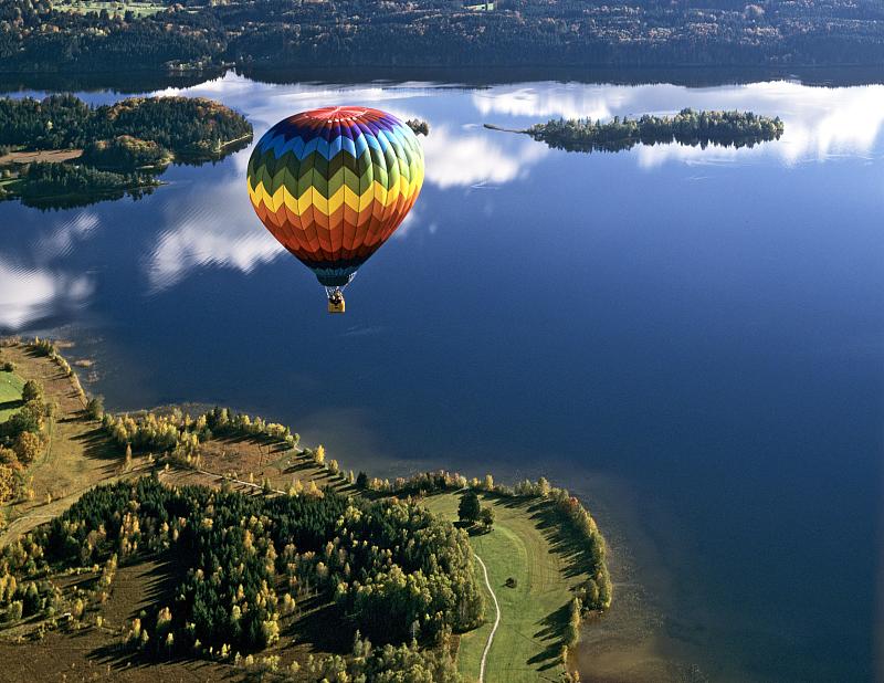 空中圖片，熱氣球在Staffelsee湖附近烏芬，Murnau，上巴伐利亞，德國，歐洲圖片素材
