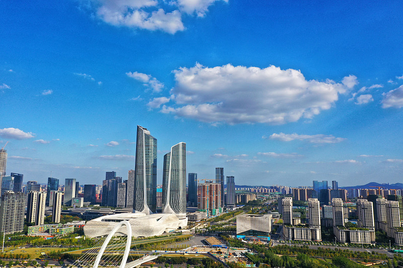 藍天白云下的南京建鄴區雙子塔風光圖片素材