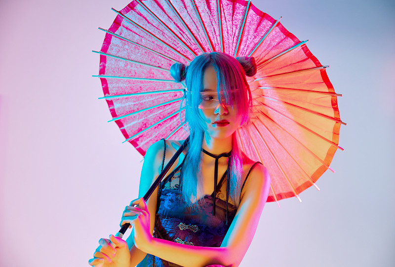 國潮風混搭賽博朋克風格的亞洲旗袍少女圖片素材