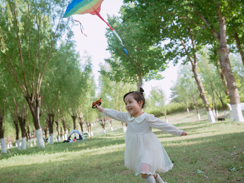 小女孩在露營地放風箏圖片下載