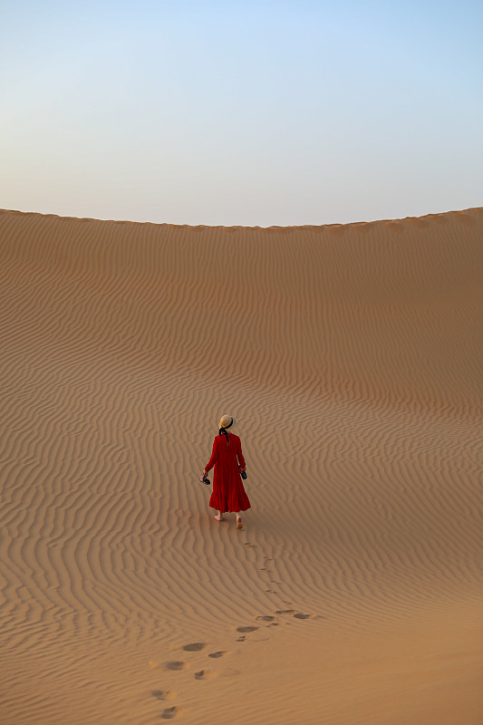快乐的女人在沙漠旅游 迪拜旅行图片下载