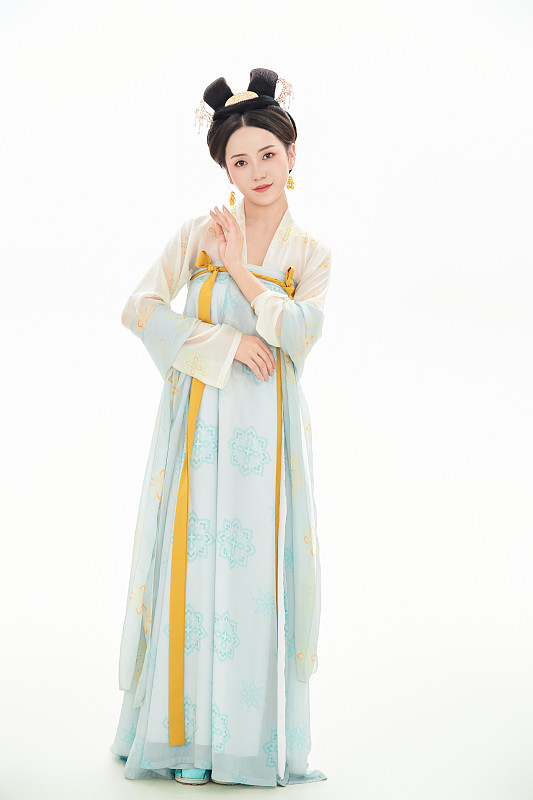 白色背景下穿着中国唐朝服饰的少女图片下载