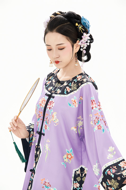 白色背景下穿着中国清朝晚清服饰的少女图片下载