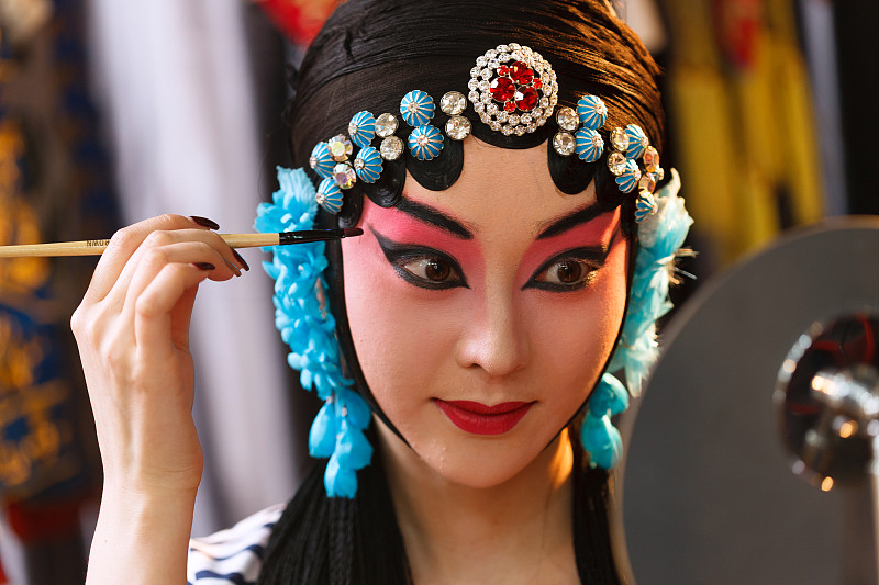 女京劇表演者正在化妝圖片下載