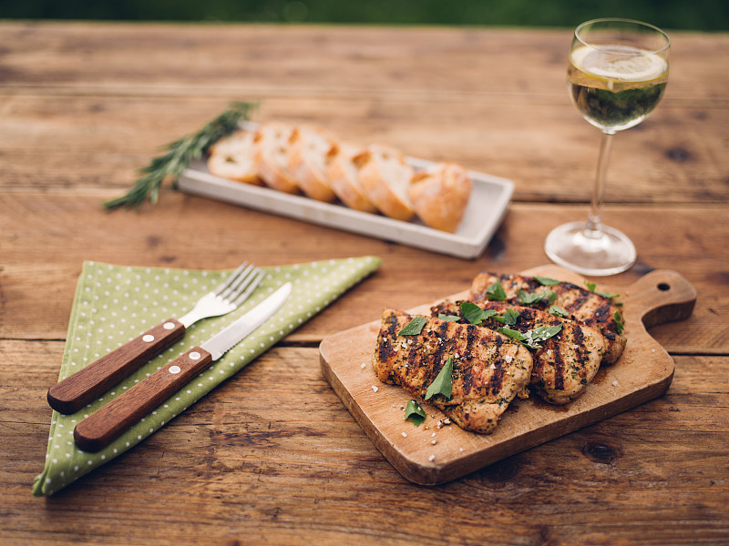 猪排、法棍面包和白葡萄酒是夏日小吃图片下载