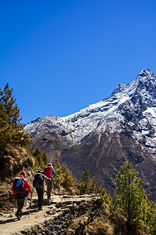 通往尼泊爾珠峰大本營的路。圖片素材
