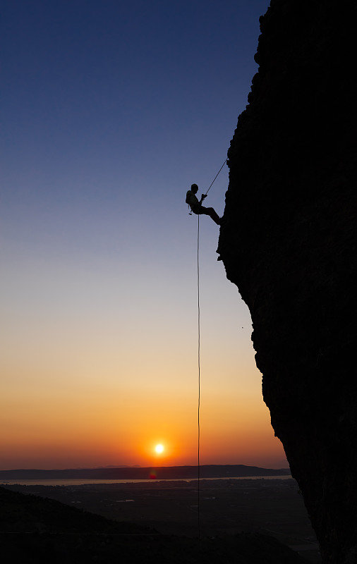 攀登巖石的人圖片素材
