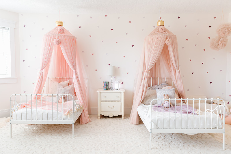 姐妹房，有配套的床和粉紅色的頂棚圖片素材