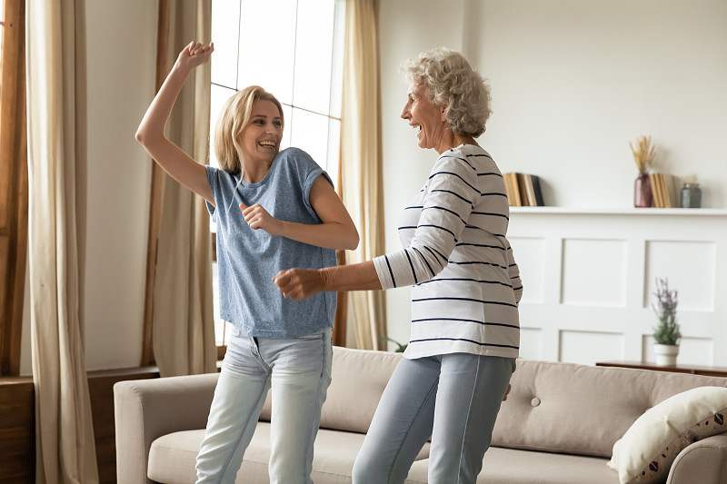 成年的孫女和年邁的奶奶在家里跳舞感覺很開心圖片素材
