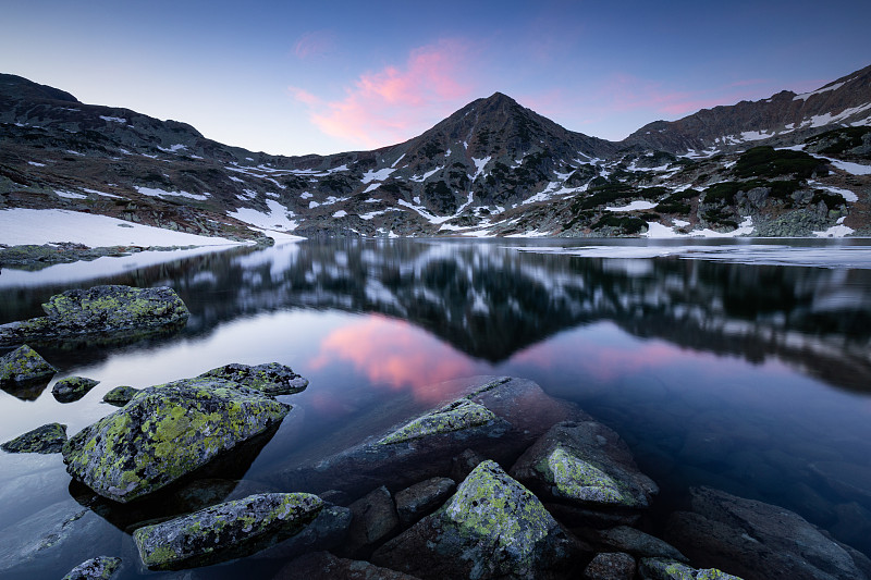 湖和白雪皚皚的山脈在Retezat山的風景圖片素材