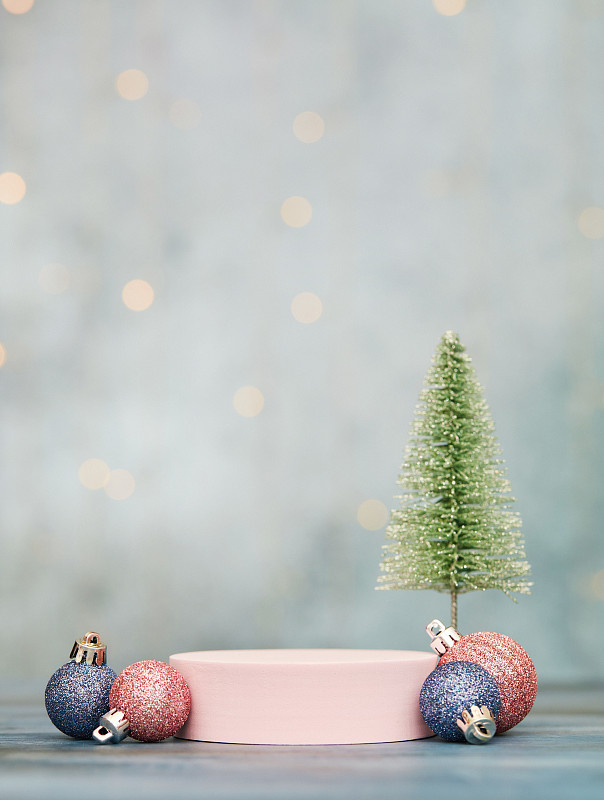 圣诞节模型的产品植入与讲台和圣诞节装饰。产品广告用粉色圆形底座图片下载